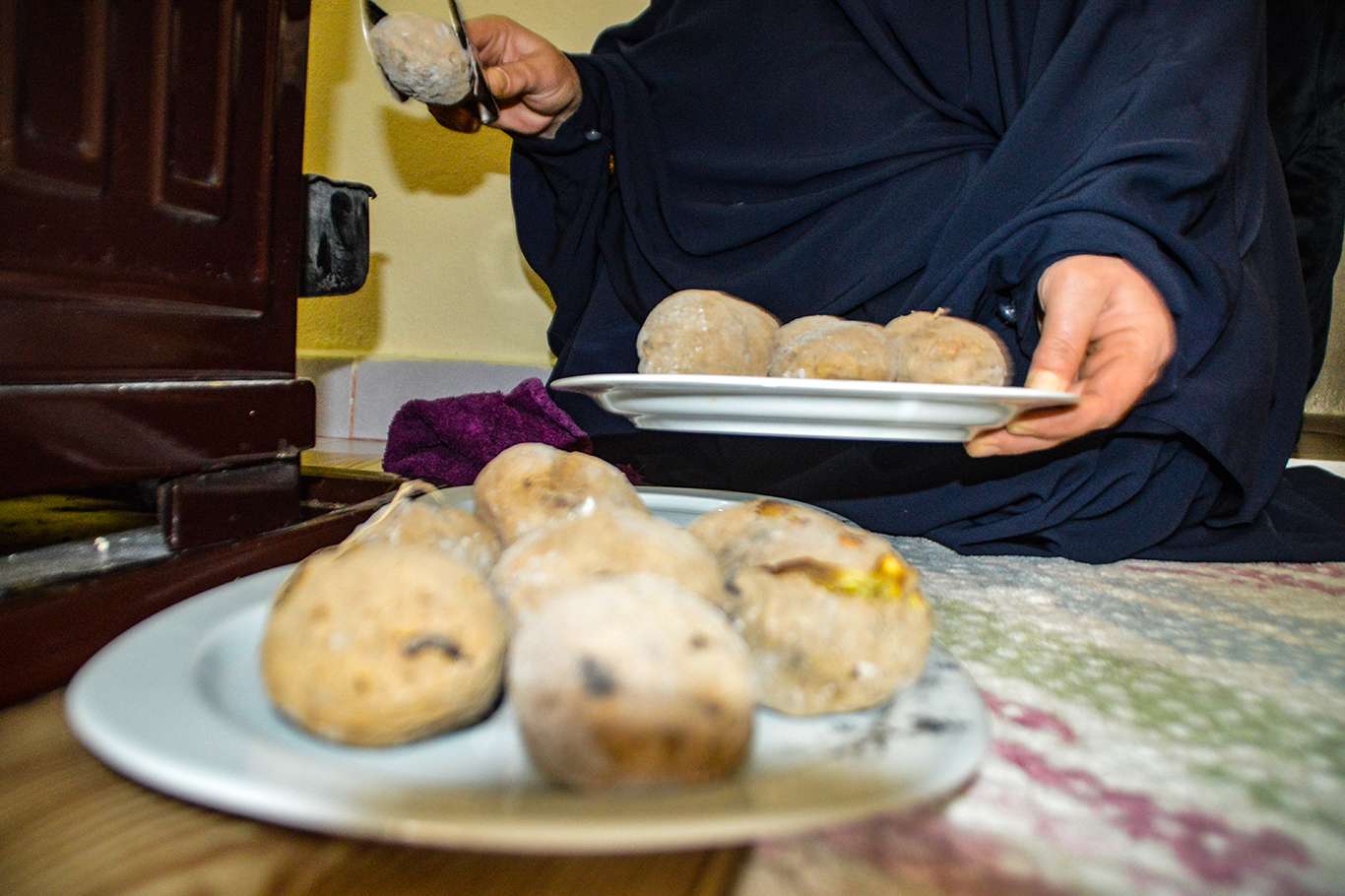 Uzun kış gecelerinin vazgeçilmezi: Sobada patates közlemesi Uzun kış gecelerinin vazgeçilmezi: Sobada patates közlemesi